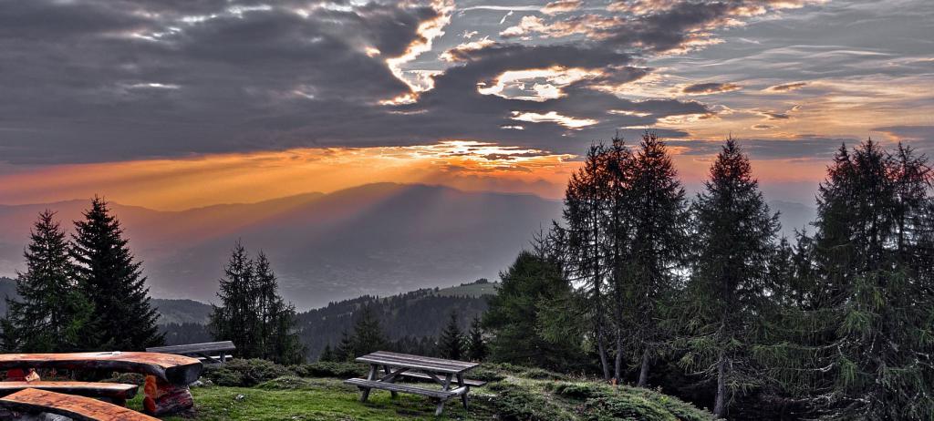 Sorgere del sole tra le montagne